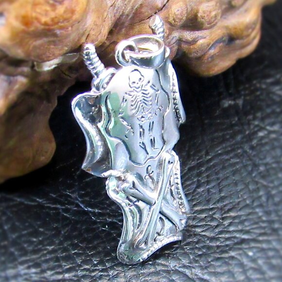 Solid 925 Sterling Silver Queen Anne's Revenge T Skeleton Gothic Pirate Pendant - Picture 1 of 9